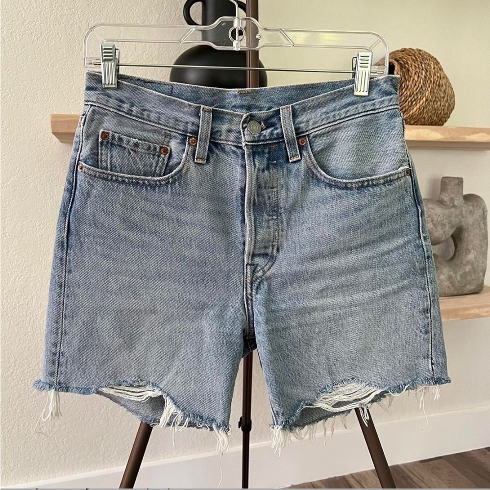 Levi’s 501 mid thigh shorts